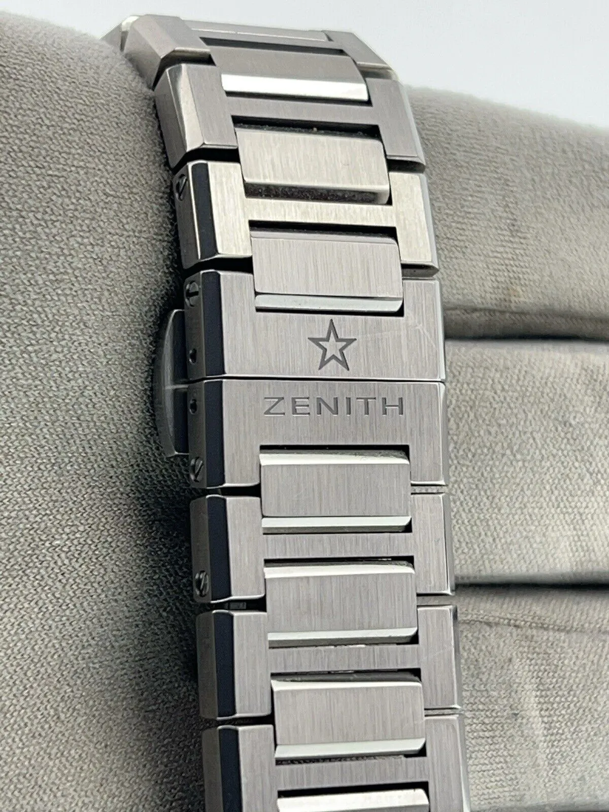 Zenith Defy Titanium Blue Dial 41mm Automatic Movement Men’s Watch 95.9000.670